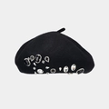 Gedetailleerde weergave van zwarte wollen baret met elegante diverse strasversiering - Zwart
