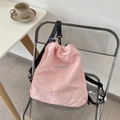 Dettagli dello zaino in nylon rosa con coulisse, logo e fermacorda viola opaco - Rosa Chiaro