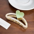 Pinza per capelli in acetato bianco perlato con cuore verde su superficie in legno - Pinza per Capelli a Cuore Verde-11cm