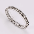 Vue latérale macro d'un bracelet gourmette en acier inoxydable argenté avec fermoir sécurisé - Argenté