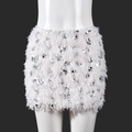 Detail van witte veren minirok met zilveren lovertjes op een mannequin met zwarte achtergrond - S / Wit Zilver