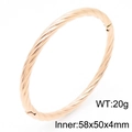 Roségoldener Armreif aus gedrehtem Stahl mit mechanischem Verschluss und 20g Gewicht - Gedrehte Textur (KB184167-KFC) / Roségold