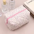 Detail der rosa gesteppten Kosmetiktasche mit Blumenmuster und Reißverschluss - Rosa Blumig