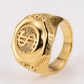 Detalle macro del anillo vikingo dorado con signo de dólar en relieve y greca clásica - Talla 8 / Dorado