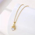Primo piano della collana floreale dorata con tre piccoli fiori e una pietra di zircone - Oro