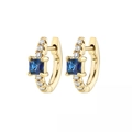 Orecchini huggie in oro con zircone blu quadrato e dettagli laterali lucenti - Blu/Oro
