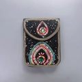 Handgefertigte Boho-Perlentasche mit bunten Perlen und grünem Schmuckstein-Detail - Schwarze Träne