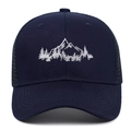 Dettaglio del ricamo montagna e foresta sul berretto trucker in rete blu scuro - Regolabile / Blu Notte
