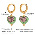 Gros plan de boucles d'oreilles cœur fleuri montrant les dimensions et les détails. - Style Vert avec Motif Fleur Rose (YYE025236-B)