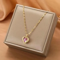 Collar de acero de titanio dorado con colgante de corazón púrpura y cristales - Rosa Degradado / Cadena de Oro