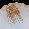 Longues boucles d'oreilles pampilles dorées avec feuilles en zircone sur plat blanc chic - Gland en Zirconia Feuille d'Or (64#)