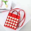 Rote Strick-Tote-Bag mit 3D-Herzen, festen Griffen und verstellbarem Schultergurt - Rotes Herz