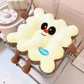 Niedliches gelbes Käse-Plüschkissen mit Cartoon-Gesicht auf einem Klappstuhl - Braunes Gittermuster