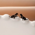 Detailopname van zwarte honden oorknopjes met hartje op een wit wolkvormig dienblad - Zwart