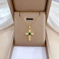 Detailopname van gouden kruisketting met groene edelsteen en witte zirkonia steentjes - Groen (H109)