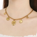 Goldene Kubanische Kette mit Löwenkopf, Münzen und Kleeblatt-Anhängern am Model - Löwenmünzen-Stil (KN293108-SXSJ)