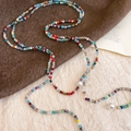 Collar bohemio de cuentas de cristal con perlas blancas sobre fondo con textura - Collar-Multicolor