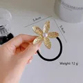 Elastic hair tie with a 5.4cm golden flower pendant and white pearl center - Five-Petal Flower / Gold