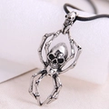 Ciondolo a ragno gotico vintage in argento con corpo a teschio su collana nera - Argento Antico