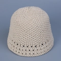 Cappello pescatore beige fatto a mano all'uncinetto con fiori traforati e tesa stretta - M (56-58cm) / Bianco Sporco