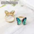 Verstellbarer goldener Schmetterlingsring mit irisierenden blau-grünen Kristallen - Blau-Grün Irisierend