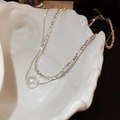 Collana a doppio strato in argento con perla bianca in una conchiglia bianca decorativa - Collana Doppia Argento con Perla e Grani d'Argento