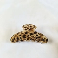 Close-up of a large leopard print claw clip in brown and beige acetate material - Light Coffee Leopard