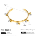 Dettaglio del bracciale a polsino in acciaio placcato oro 18K con diametro interno 63 mm - Stile Ciondolo a Sfera in Metallo (NB-B6288) / Mix Oro e Argento