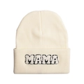 Détail de la broderie chenille MAMA sur un bonnet en maille de couleur crème douce - Style MAMA / Blanc Doux
