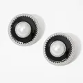 Orecchini a perno tondi classici con perla bianca, smalto nero e bordo in argento a corda - Argento + Nero (PD3417)
