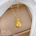 Vue détaillée du collier sac d'argent doré avec strass et symbole du dollar sur boîte - Sac d'Argent Doré (M122)