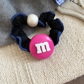 Détail macro d'un chouchou en tissu avec perle en résine m rose et perles blanches - Rose