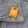 The Nurse Elf Emaille-Pin mit Weihnachtsmotiven an einem blauen Jeansjackenkragen - XC1086-Die Krankenschwester-Elf
