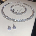Dettaglio del set collana e bracciale tennis color argento con zirconi cubici rotondi - Set da 3 pezzi (collana + bracciale + orecchini) / Argento