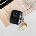 Funda AirPods con patrón de concha negra y colgante elegante de perlas y metal - AirPods 1.ª/2.ª generación