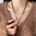 Elegante collana multistrato in pietra occhio di tigre e cuoio su maglione mohair - Collana con ciondolo con perline in occhio di tigre irregolare - circonferenza circa 44 cm