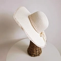 Elegante cappello di paglia bianco a tesa larga con pizzo su un supporto per manichino - Taglia unica / crema