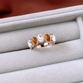 Detailansicht des Rings mit Zirkonia und Katzenaugenstein in einer Schmuckschatulle - Hellkaffeegold-Ovaler Stil / Einstellbar