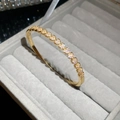 Vue macro d'un bracelet plaqué or 18k avec maillons en cœur et zircons étincelants - Style Coeur Plaqué Or 18K