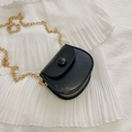 Mini borsa a sella nera con catena dorata e grande fibbia decorativa rotonda - Nero