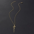 Dettaglio del pendente rosa in acciaio inossidabile dorato con nome personalizzato Sophia - Fiore di Nascita di Marzo (Narciso) / Oro