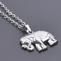 Collar de acero inoxidable plateado pulido con un colgante de elefante en relieve fino - Collar Con Colgante / Color Acero