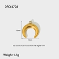 Vue macro d'un pendentif lune en plaqué or PVD de 15 mm avec finition polie miroir - DFC61708-Pendentif Croissant de Lune Doré