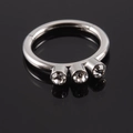 Anello piercing a cerniera argento con tre pietre preziose su superficie nera - NO 9-Fila a 3 Pietre Argento
