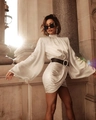 Elegantes weißes Satin-Minikleid mit Laternenärmeln und Strassgürtel für Damen - S / Weiß