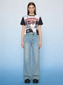 Vrouw in casual retro jeans met brede pijpen en contrast grafisch t-shirt volledige outfit - S / Blauw