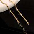Dettaglio della collana piatta a catena di serpente dorata con chiusura a moschettone - Oro Goffrato