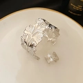 Dettaglio del set bracciale rigido e anello con foglia di ginkgo argento su piatto in ceramica - Set Foglia di Ginkgo Argento