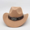 Détail d'un chapeau de cowboy en feutre avec boucle tête de taureau et rivets - Taille Unique (57cm) / Camel