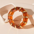Dettaglio di blocchi acrilici ambrati e inserti in metallo dorato sul bracciale - Bracciale Elastico con Texture Ambra / Ambra (HB3440)